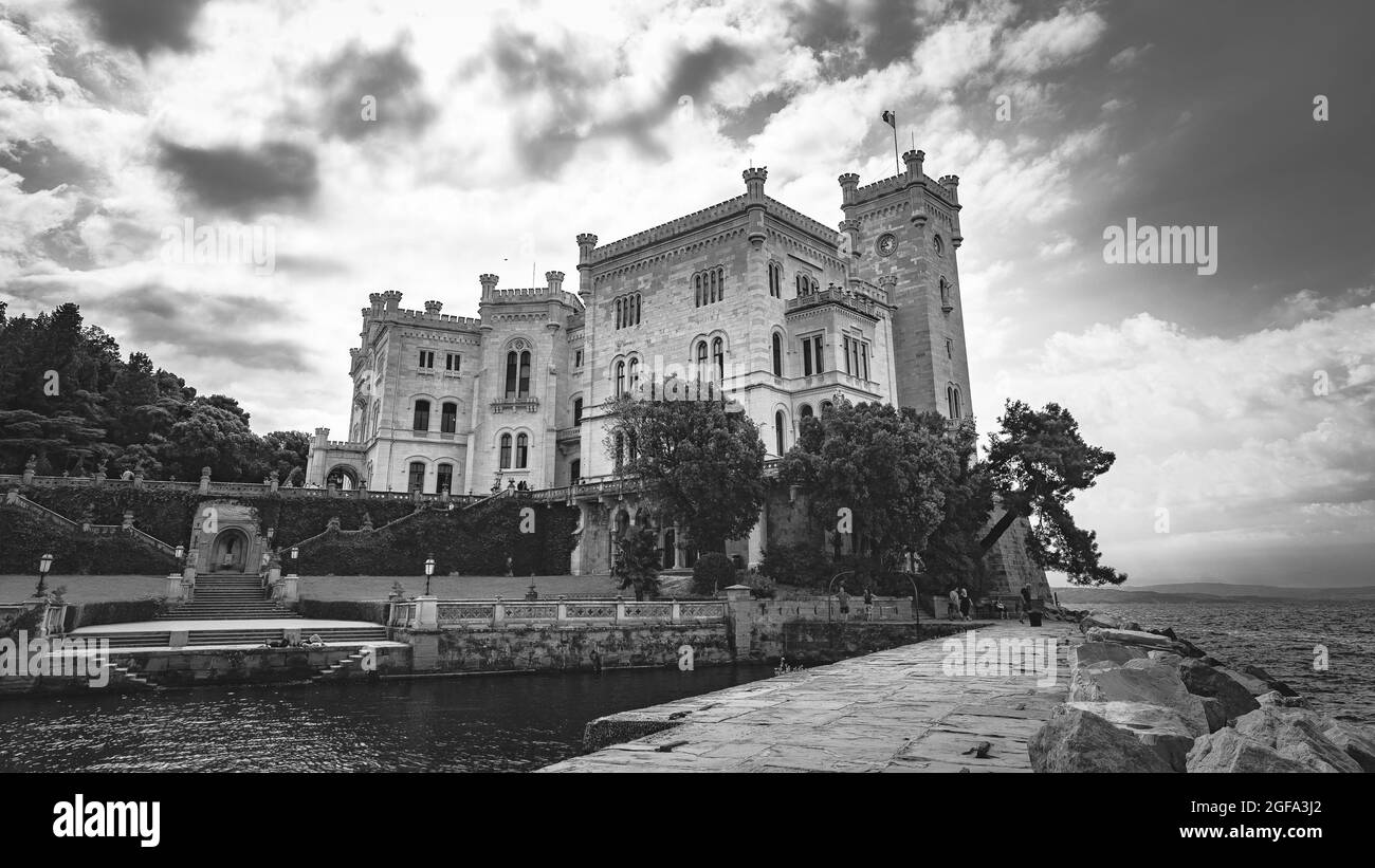 Miramare Castle, flache Seitenansicht, schwarz-weiß, Italien Stockfoto Miramare Castle, flache Seitenansicht, schwarz-weiß, Italien Stockfoto