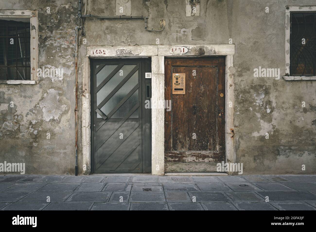 Alte Doppeltüren in Venedig, Italien Stockfoto