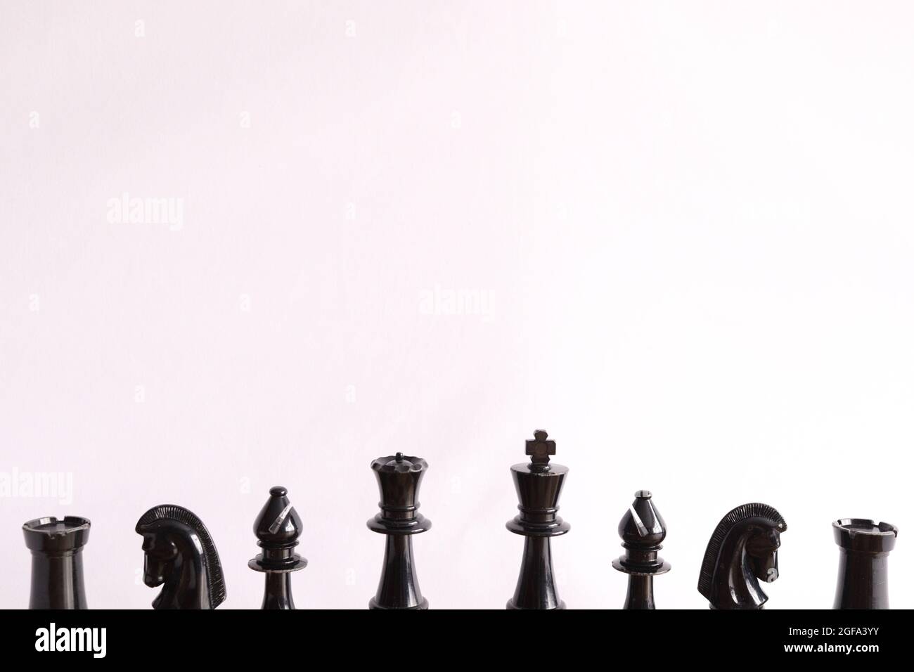 Schachfiguren in einer Reihe, Unterseite des Rahmens - Rook, Knight, Bishop, Queen, King, Bischof, Ritter, Rook Stockfoto