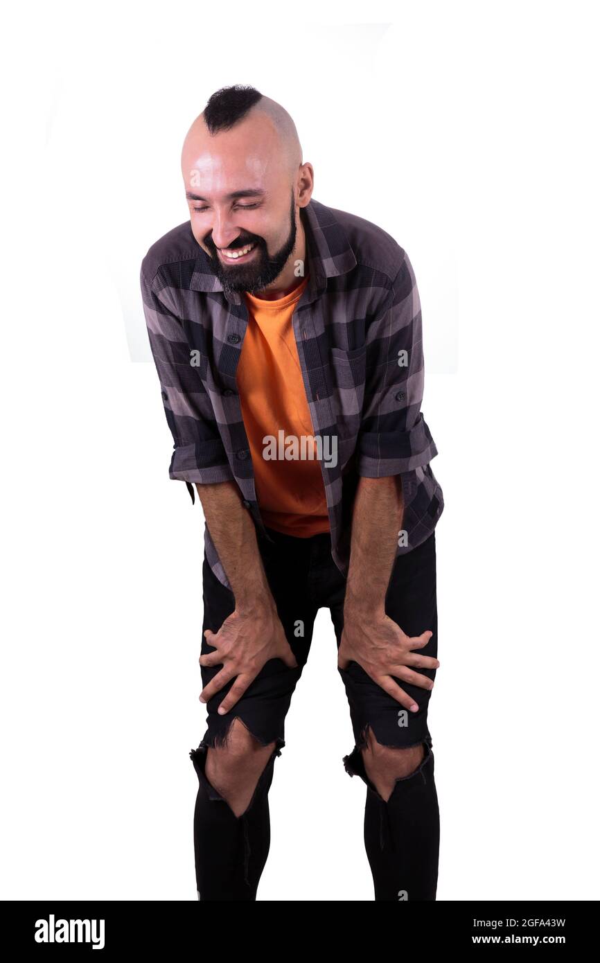 Porträt eines jungen hispanischen Mannes, der unkontrolliert lacht Stockfoto
