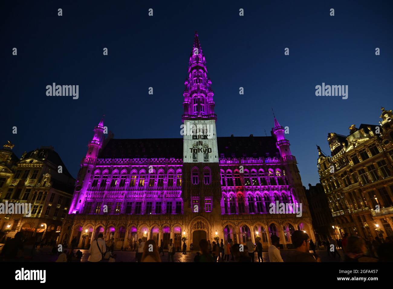 Die Abbildung zeigt, dass das Brüsseler Rathaus beleuchtet ist, um die „Stary Eyes Challenge“ des paralympischen Komitees am Dienstag, den 24. August 2021, um zu starten Stockfoto