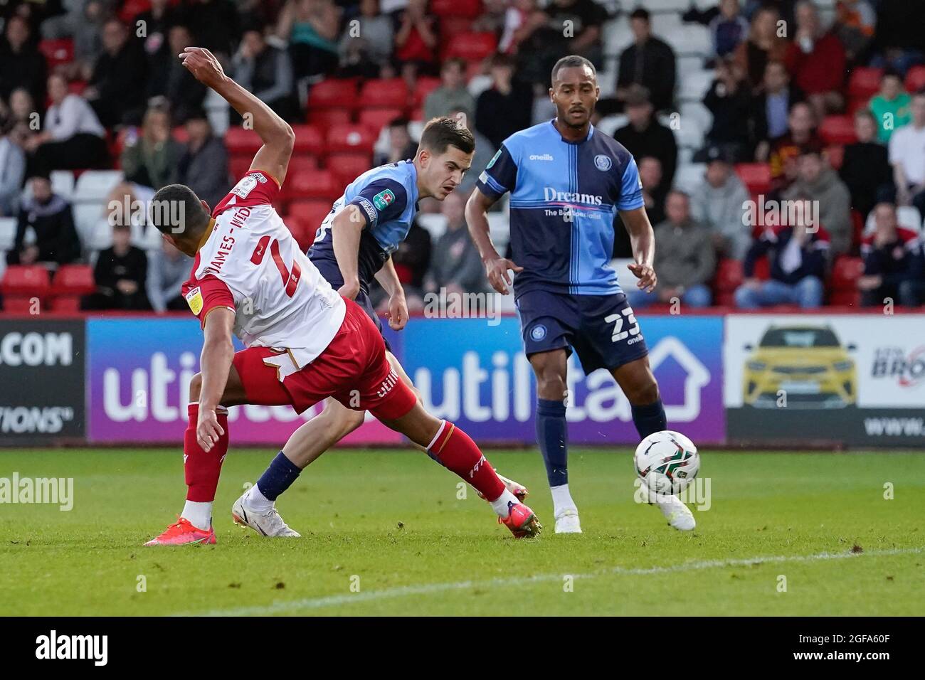 Stevenage, Großbritannien. August 2021. Anis Mehmeti (19) von Wycombe Wanderers schießt während des Carabao Cup-Spiels zwischen Stevenage und Wycombe Wanderers am 24. August 2021 im Lamex Stadium, Stevenage, England. Foto von David Horn. Quelle: Prime Media Images/Alamy Live News Stockfoto