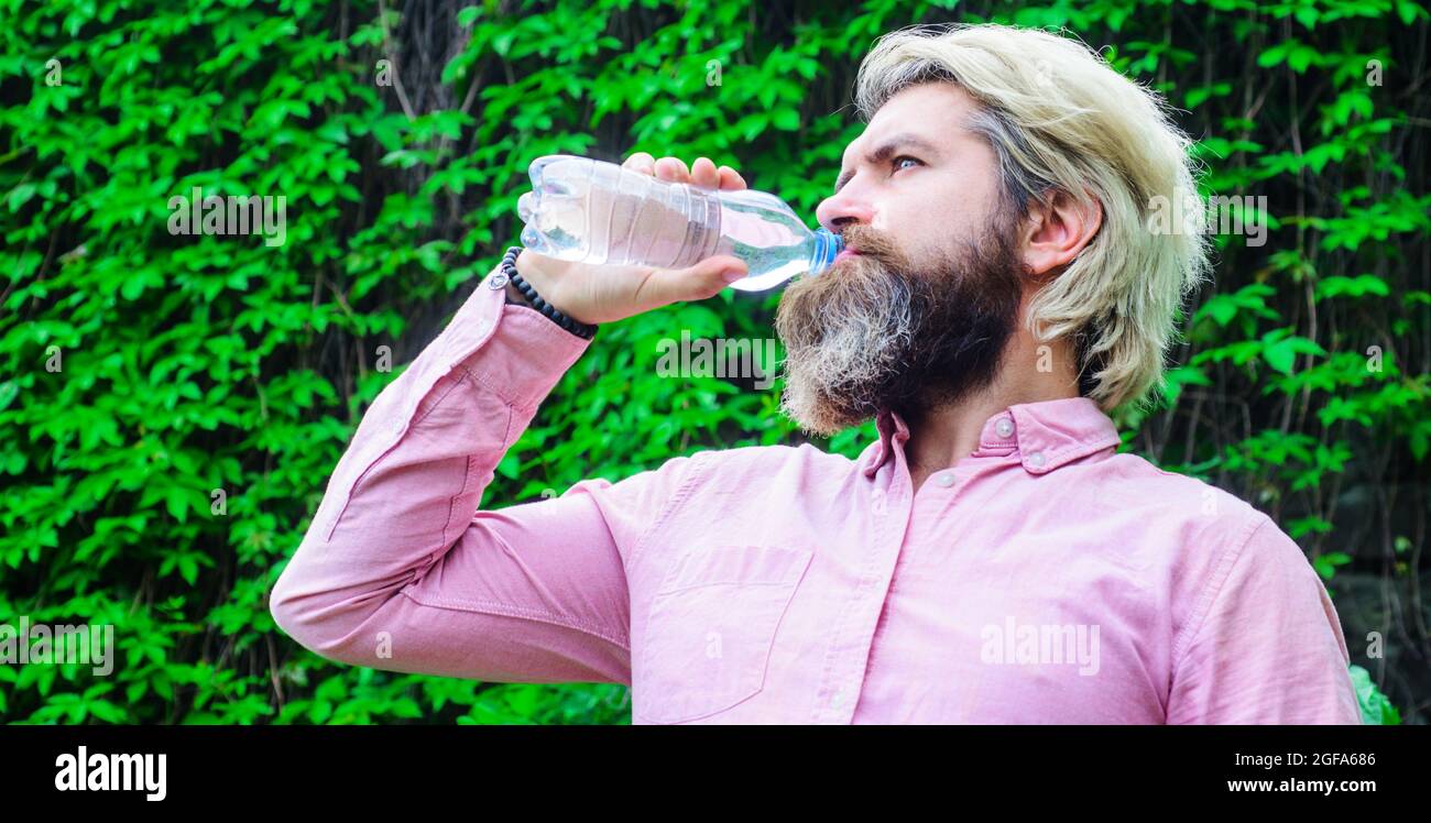 Mann trinkt Wasser. Gesunder Lebensstil. Durstige männliche Trinkflasche mit Wasser. Hydratationskonzept. Stockfoto
