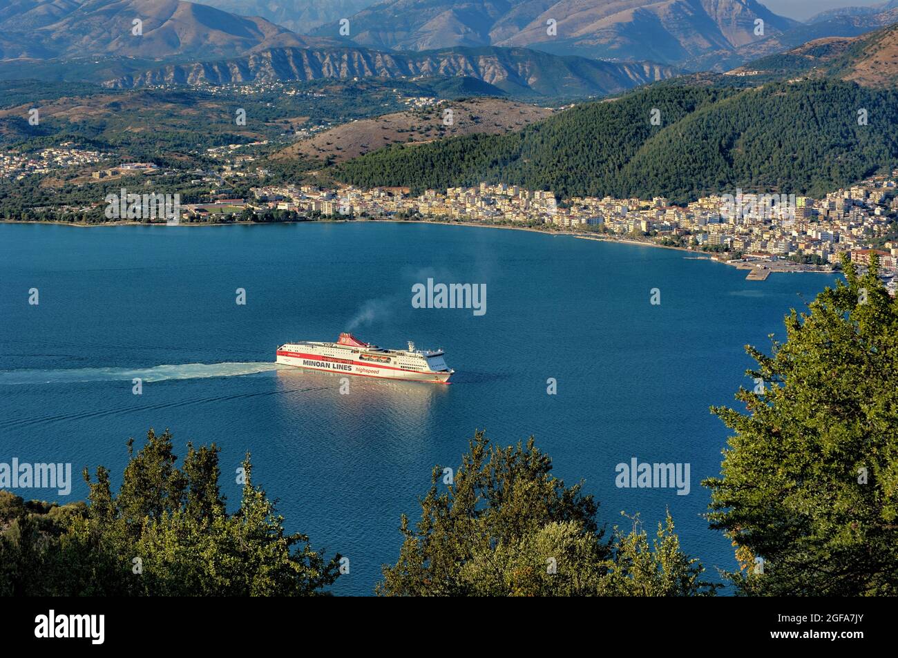 Transport für den Tourismus in Griechenland Fährschiffe im Hafen von Igoumenitsa Meeres- und Handelsstadt am Ionischen Meer Stockfoto