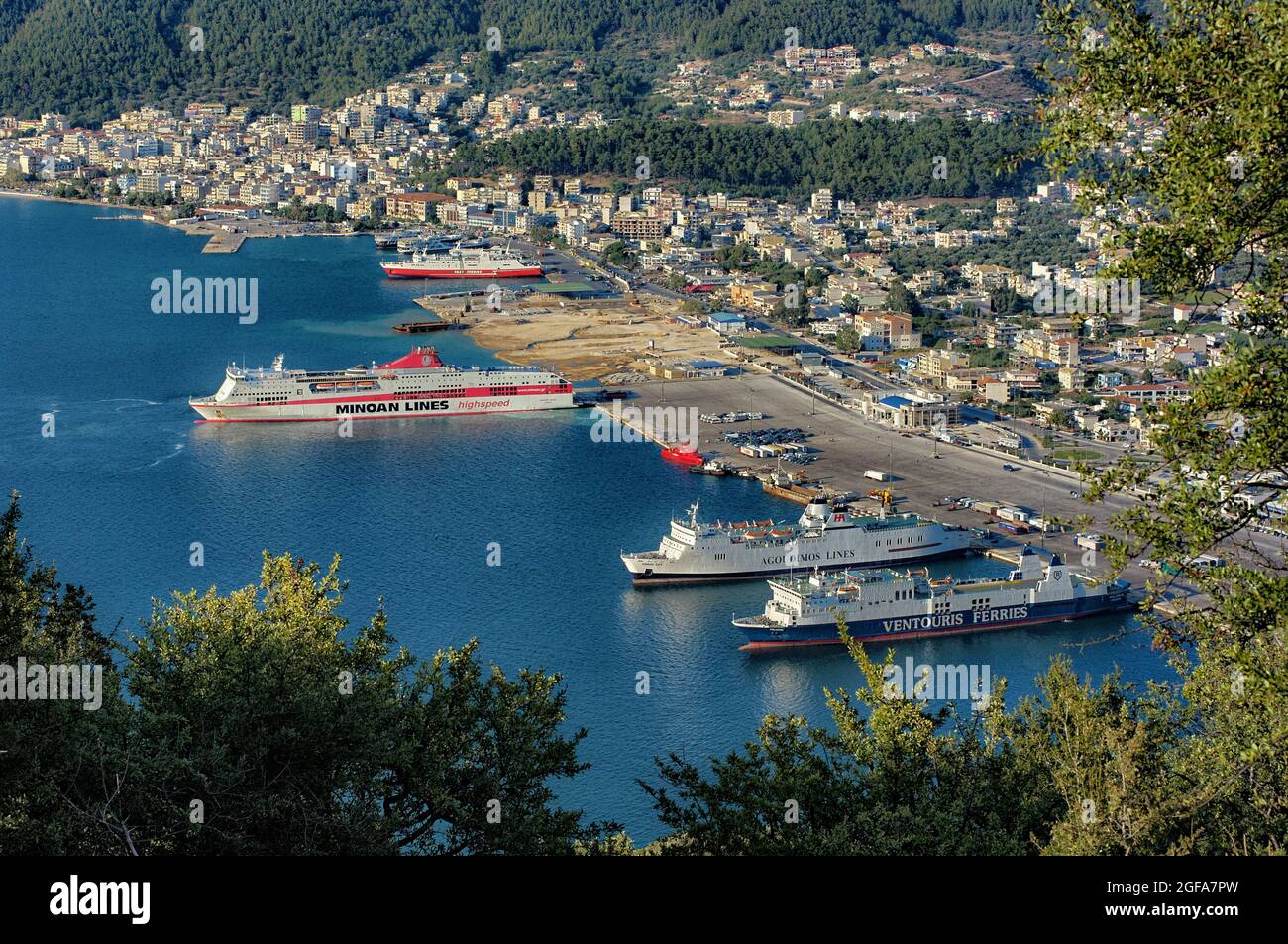 Transport für den Tourismus in Griechenland Fährschiffe im Hafen von Igoumenitsa Meeres- und Handelsstadt am Ionischen Meer Stockfoto