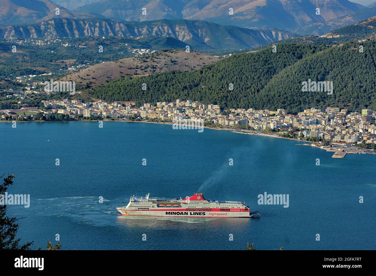 Transport für den Tourismus in Griechenland Fährschiffe im Hafen von Igoumenitsa Meeres- und Handelsstadt am Ionischen Meer Stockfoto