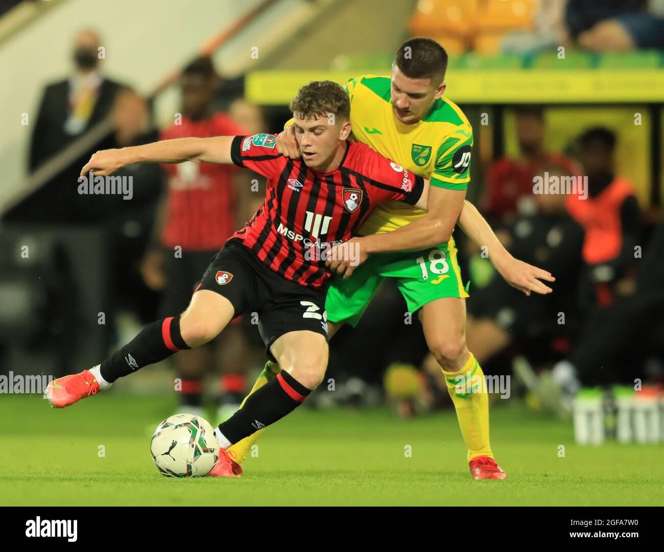 Bournemouth's Gavin Kilkenny (links) und Norwich City's Christos Tzolis kämpfen während des Carabao Cup-Spiels in der Carrow Road, Norwich, um den Ball. Bilddatum: Dienstag, 24. August 2021. Stockfoto