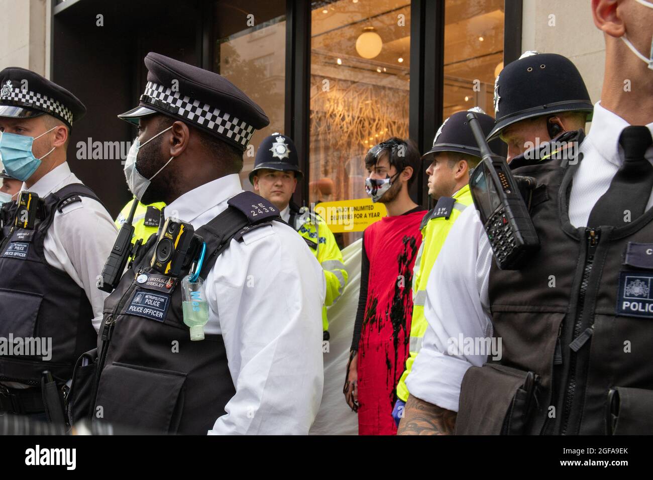 London, England, Großbritannien 24. August 2021 am zweiten Tag des Aussterbens des 'Impossible Rebellion' blockieren Rebellion-Demonstranten Selfridges in einer Dirty Fashion Action gegen den Einsatz fossiler Brennstoffe in Mode Stockfoto