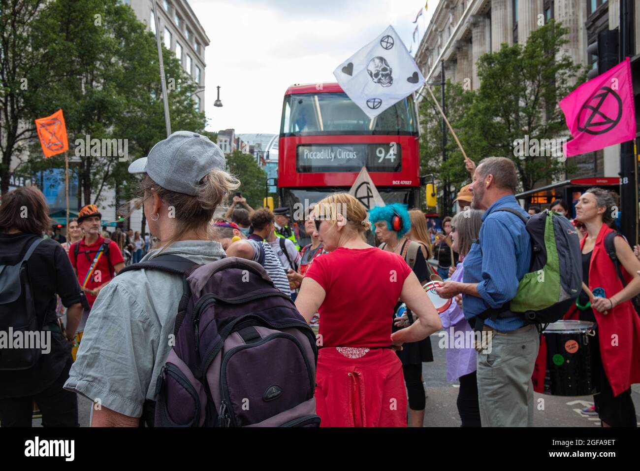 London, England, Großbritannien 24. August 2021 am zweiten Tag des Aussterbens des 'Impossible Rebellion' blockieren Rebellion-Demonstranten Selfridges in einer Dirty Fashion Action gegen den Einsatz fossiler Brennstoffe in Mode Stockfoto