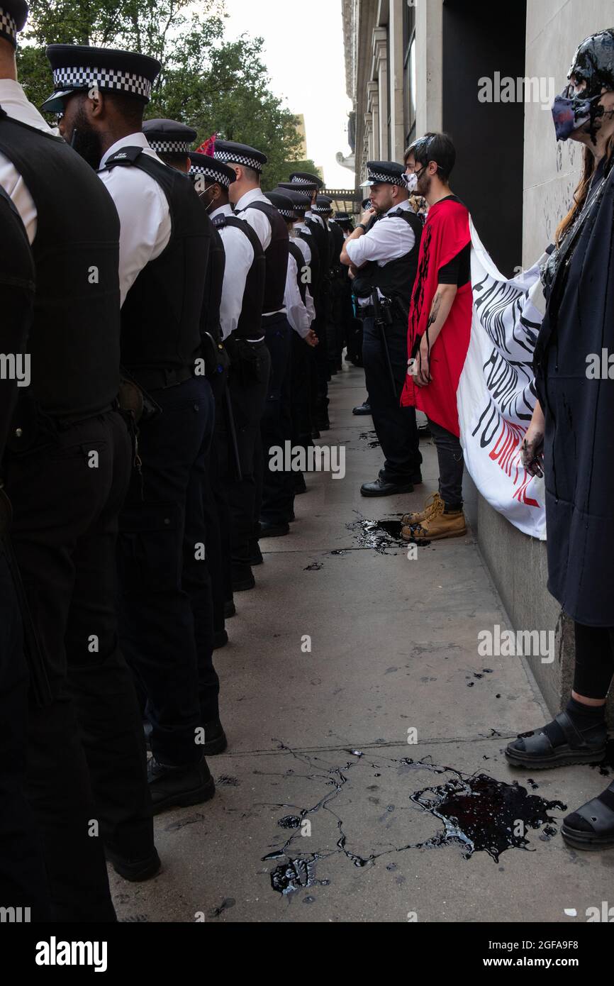 London, England, Großbritannien 24. August 2021 am zweiten Tag des Aussterbens des 'Impossible Rebellion' blockieren Rebellion-Demonstranten Selfridges in einer Dirty Fashion Action gegen den Einsatz fossiler Brennstoffe in Mode Stockfoto
