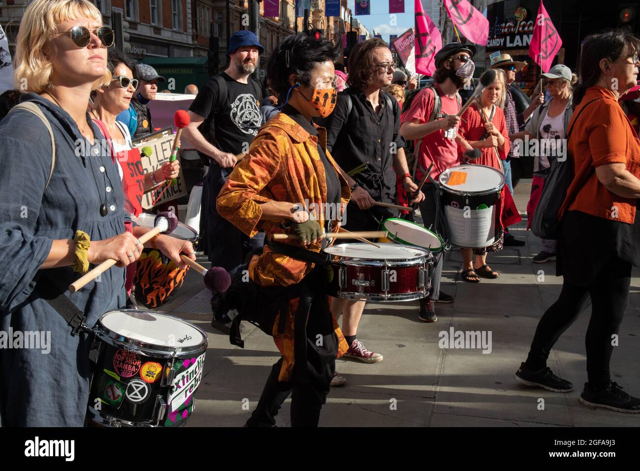 London, England, Großbritannien 24. August 2021 am zweiten Tag des Aussterbens des 'Impossible Rebellion' blockieren Rebellion-Demonstranten Selfridges in einer Dirty Fashion Action gegen den Einsatz fossiler Brennstoffe in Mode Stockfoto