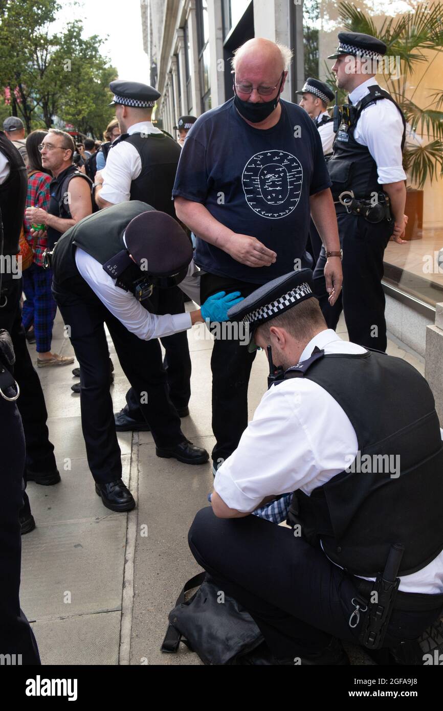 London, England, Großbritannien 24. August 2021 am zweiten Tag des Aussterbens des 'Impossible Rebellion' blockieren Rebellion-Demonstranten Selfridges in einer Dirty Fashion Action gegen den Einsatz fossiler Brennstoffe in Mode Stockfoto