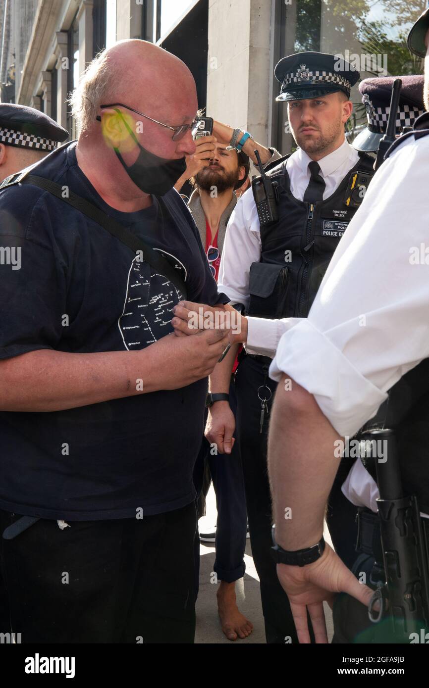 London, England, Großbritannien 24. August 2021 am zweiten Tag des Aussterbens des 'Impossible Rebellion' blockieren Rebellion-Demonstranten Selfridges in einer Dirty Fashion Action gegen den Einsatz fossiler Brennstoffe in Mode Stockfoto