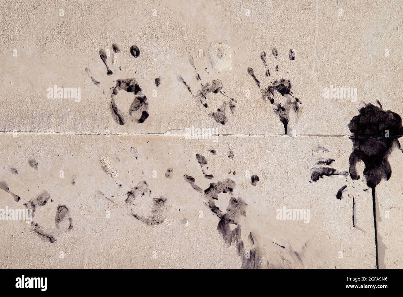 London, England, Großbritannien 24. August 2021 am zweiten Tag des Aussterbens des 'Impossible Rebellion' blockieren Rebellion-Demonstranten Selfridges in einer Dirty Fashion Action gegen den Einsatz fossiler Brennstoffe in Mode Stockfoto