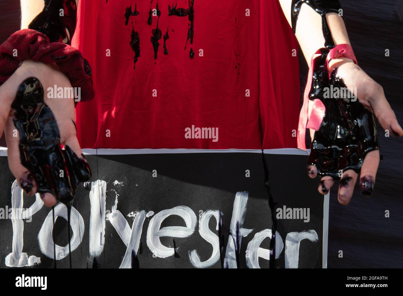 London, England, Großbritannien 24. August 2021 am zweiten Tag des Aussterbens des 'Impossible Rebellion' blockieren Rebellion-Demonstranten Selfridges in einer Dirty Fashion Action gegen den Einsatz fossiler Brennstoffe in Mode Stockfoto