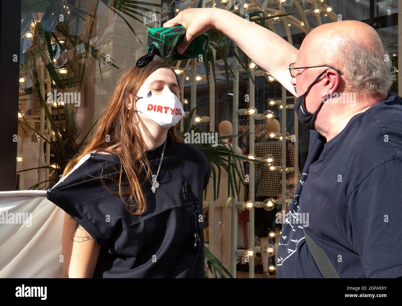 London, England, Großbritannien 24. August 2021 am zweiten Tag des Aussterbens des 'Impossible Rebellion' blockieren Rebellion-Demonstranten Selfridges in einer Dirty Fashion Action gegen den Einsatz fossiler Brennstoffe in Mode Stockfoto