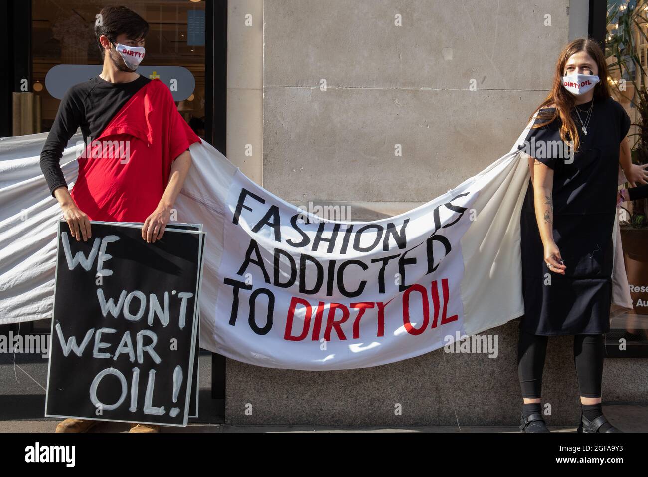 London, England, Großbritannien 24. August 2021 am zweiten Tag des Aussterbens des 'Impossible Rebellion' blockieren Rebellion-Demonstranten Selfridges in einer Dirty Fashion Action gegen den Einsatz fossiler Brennstoffe in Mode Stockfoto