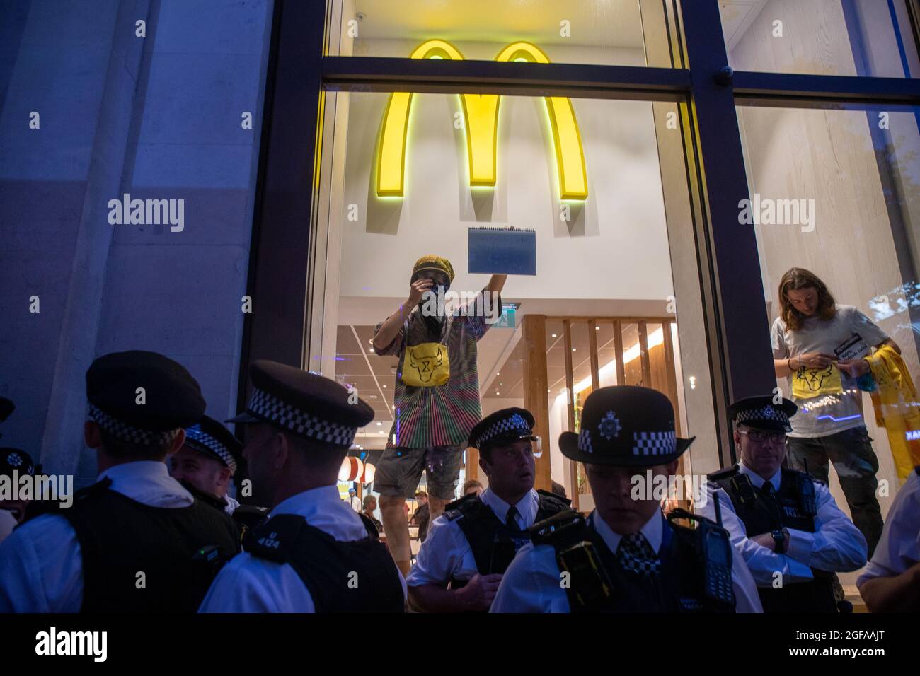 LONDON, ENGLAND - 24 2021. AUGUST, Extinction Rebellion's Animal Rebellion Demonstranten übernehmen McDonald's auf dem Leicester Square Stockfoto