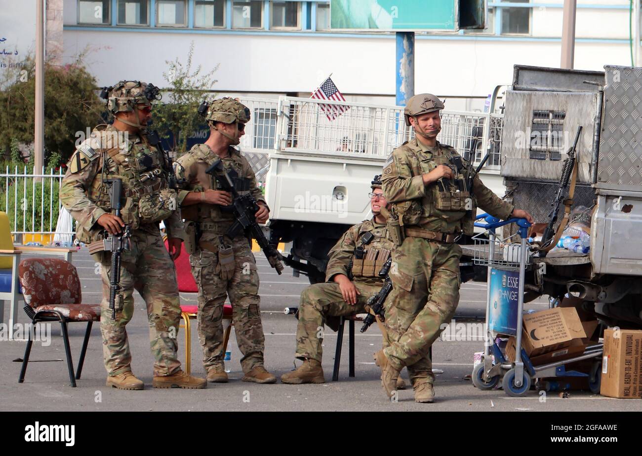 Kabul, Afghanistan. August 2021. Soldaten des U.S. Marine Corps stehen am Dienstag, den August, während einer Evakuierung auf dem Hamid Karzai International Airport in Kabul, Afghanistan, unter Wache. 24, 2021. Foto von Bashir Darwish/UPI Credit: UPI/Alamy Live News Stockfoto
