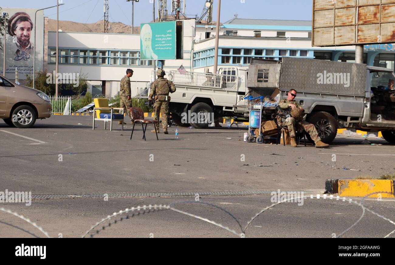 Kabul, Afghanistan. August 2021. Soldaten des U.S. Marine Corps stehen am Dienstag, den August, während einer Evakuierung auf dem Hamid Karzai International Airport in Kabul, Afghanistan, unter Wache. 24, 2021. Foto von Bashir Darwish/UPI Credit: UPI/Alamy Live News Stockfoto