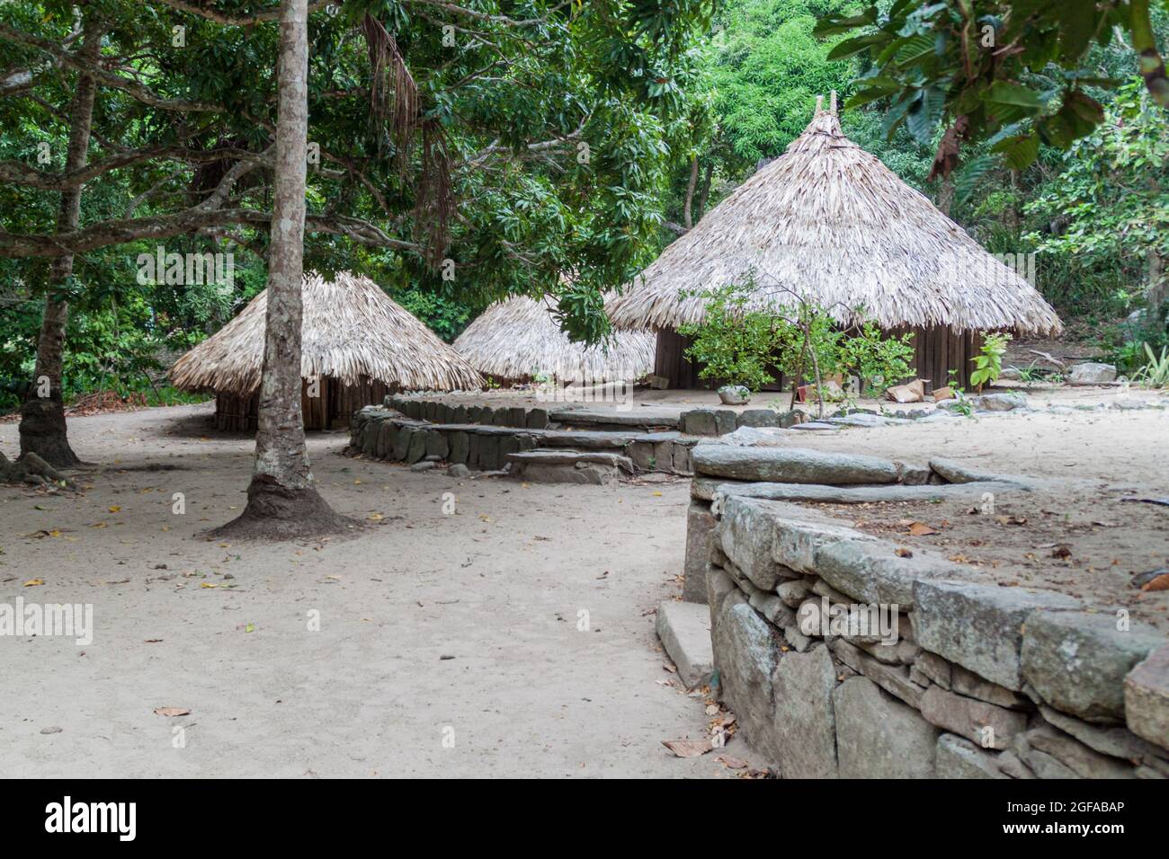 Traditionelle rustikale Häuser indigener Kogi im Tayrona Nationalpark, Kolumbien Stockfoto