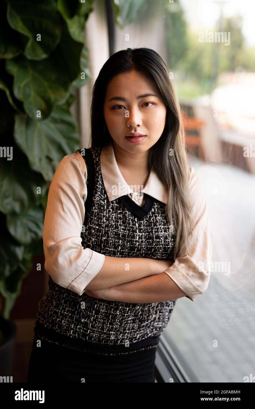 Junge Asiatische Frau Büroangestellter / Data Scientist Blick Aus Dem Fenster Stockfoto