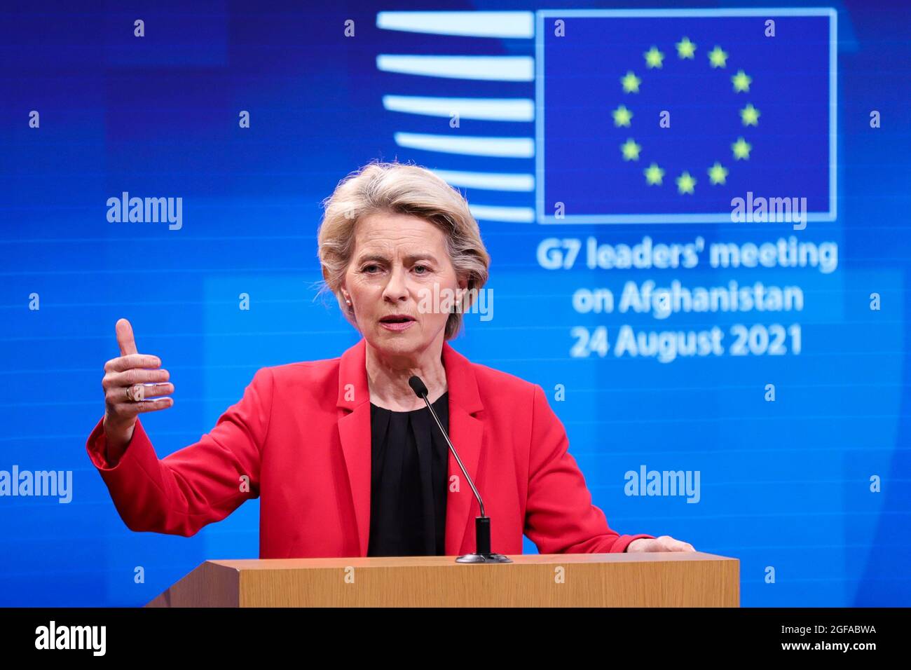 Brüssel, Belgien. August 2021. Die Präsidentin der Europäischen Kommission, Ursula von der Leyen, spricht während einer Pressekonferenz nach dem virtuellen Treffen der Gruppe der sieben (G7) Führer zu Afghanistan, in Brüssel, Belgien, am 24. August 2021. Die Präsidentin der Europäischen Kommission, Ursula von der Leyen, sagte am Dienstag, dass sich die Staats- und Regierungschefs der G7 darauf verständigten, dass es ihre kollektive „Pflicht“ sei, der afghanischen Bevölkerung angesichts der aktuellen Lage in Afghanistan zu helfen. Quelle: Zheng Huansong/Xinhua/Alamy Live News Stockfoto