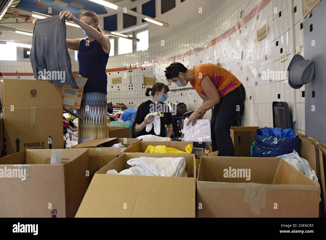 Ramstein Miesenbach, Deutschland. August 2021. Zivile Freiwillige sortieren Spenden für afghanische Flüchtlinge, die aus Kabul auf dem Ramstein Air Base am 22. August 2021 in Ramstein-Miesenbach evakuiert wurden. Der Luftwaffenstützpunkt Ramstein stellt im Rahmen der Operation Allies Refuge vorübergehend Unterkunft für Evakuierte aus Afghanistan bereit. Quelle: Planetpix/Alamy Live News Stockfoto