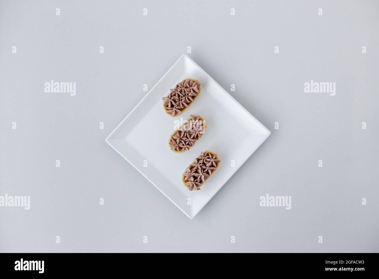 Tartlet mit Schokoladenmousse auf einem weißen Teller für Catering, Platz für Design Stockfoto