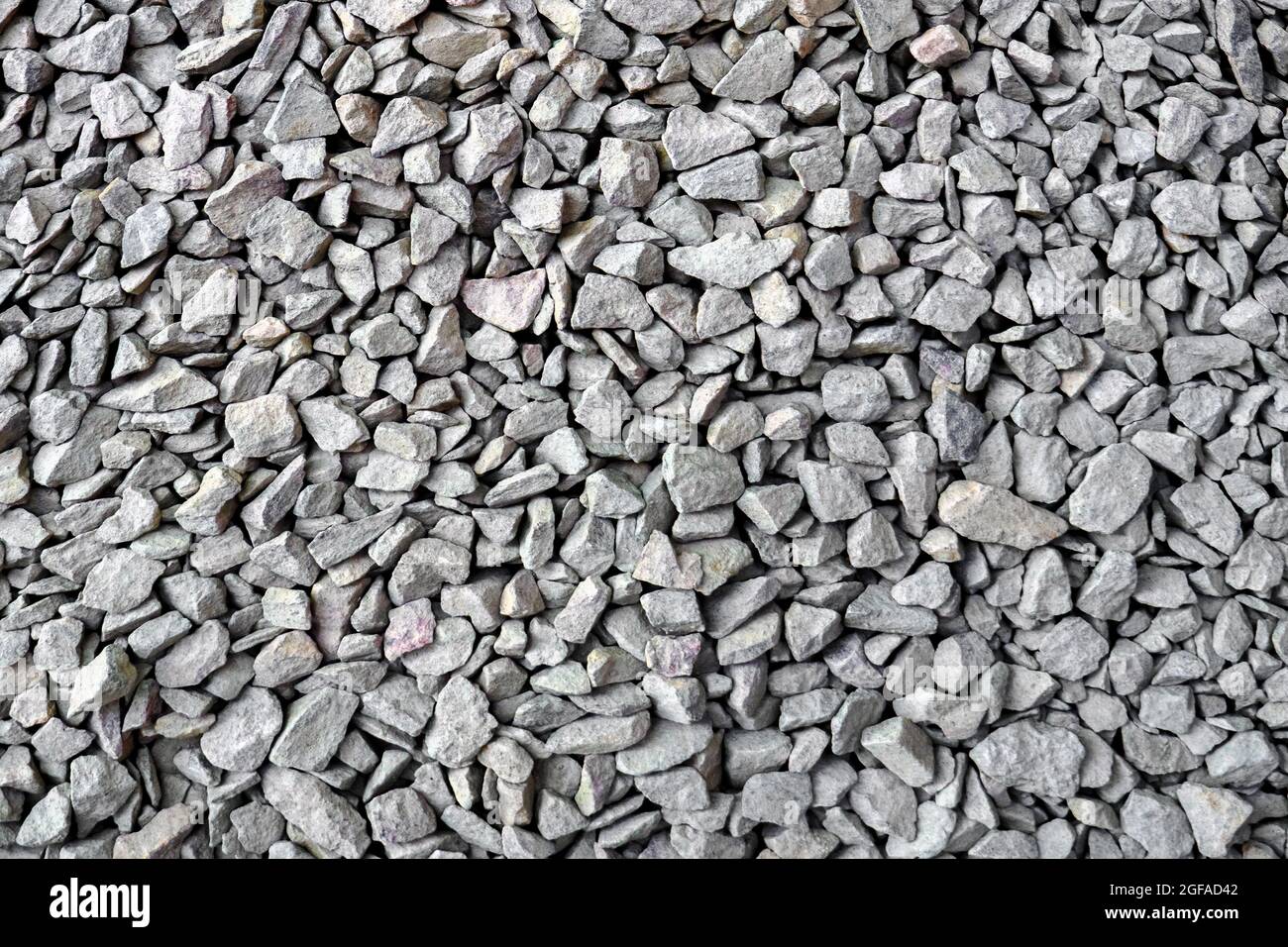 Zerbrochenes Gestein aus nächster Nähe. Kleine Felsen. Zerkleinerte Steinstraße Baumaterial Kies Textur. Kleine Stein Baumaterial Stein. Schotter im Garten Stockfoto