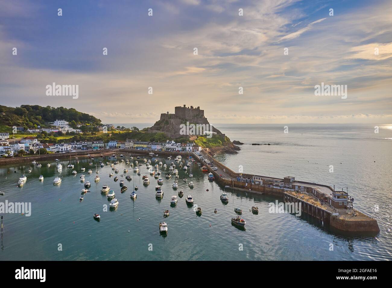 Drohnenansicht von Gorey Harbour bei Flut. Jersey, Kanalinseln Stockfoto