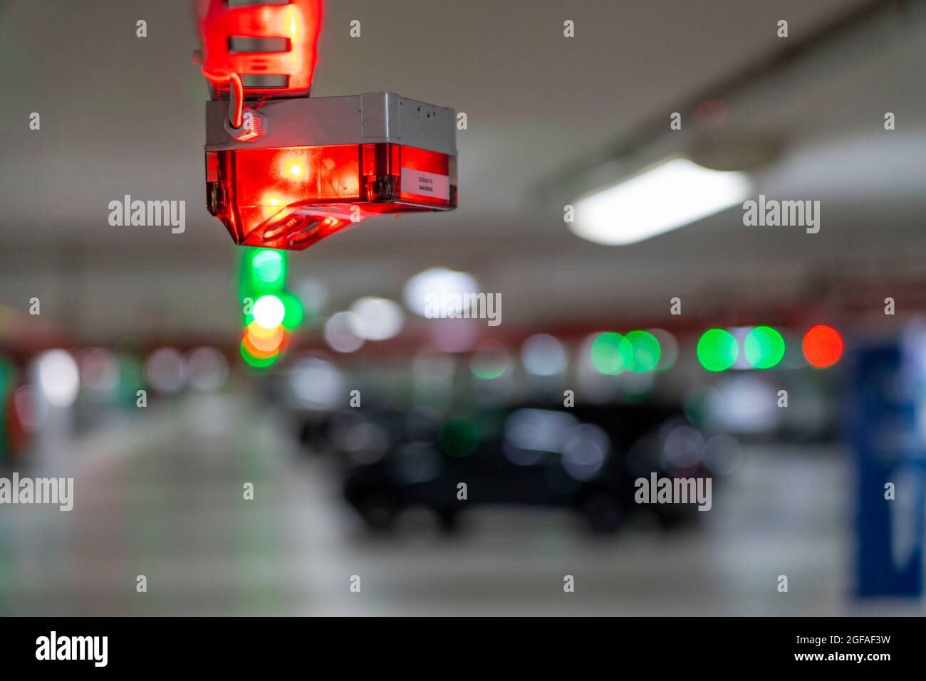 Tiefgaragen, Parkplätze, rote oder grüne Lichter an der Decke zeigen dem Fahrer, ob ein Parkplatz frei oder belegt ist und messen somit auch t Stockfoto