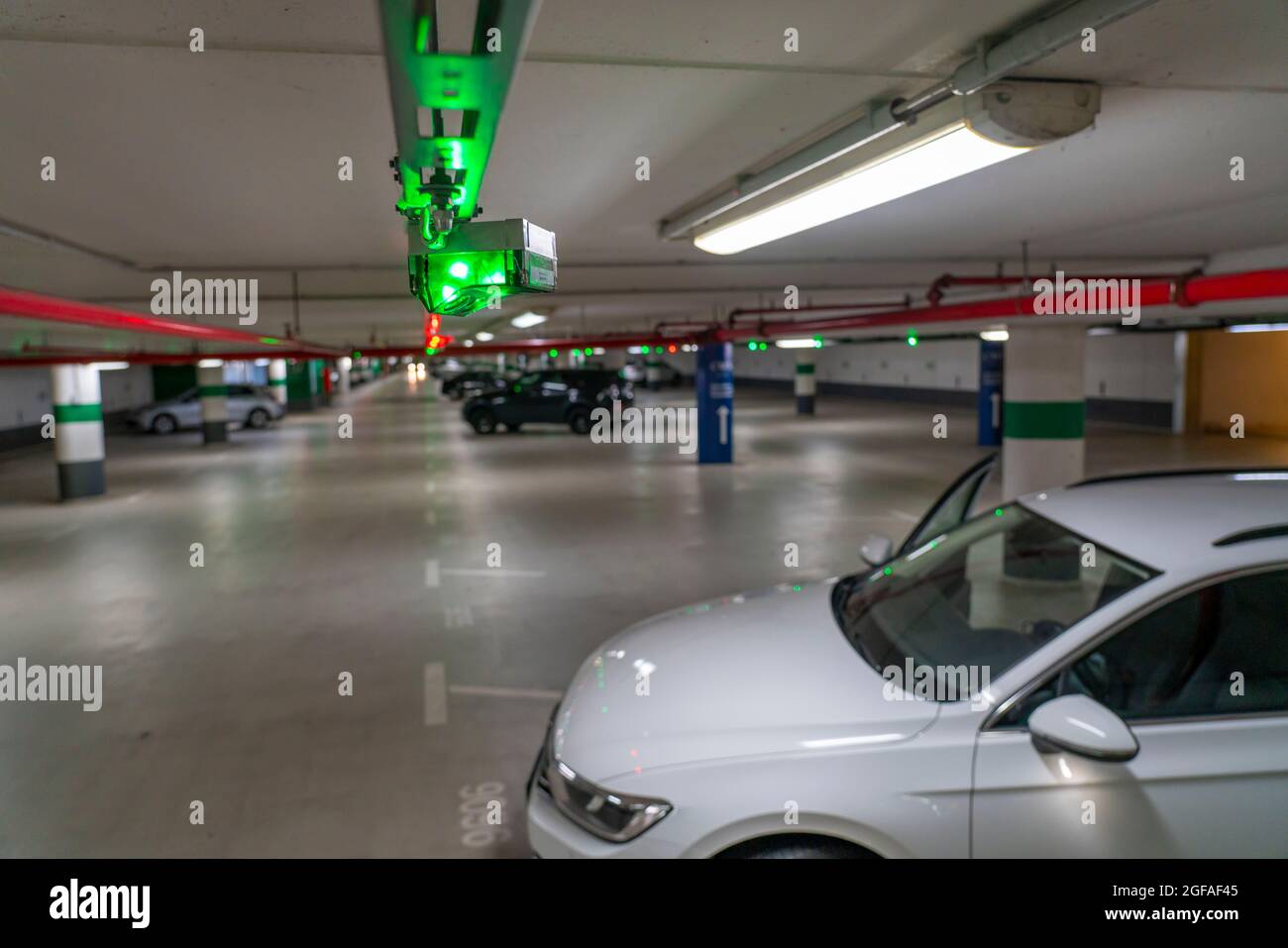 Tiefgaragen, Parkplätze, rote oder grüne Lichter an der Decke zeigen dem Fahrer, ob ein Parkplatz frei oder belegt ist und messen somit auch t Stockfoto