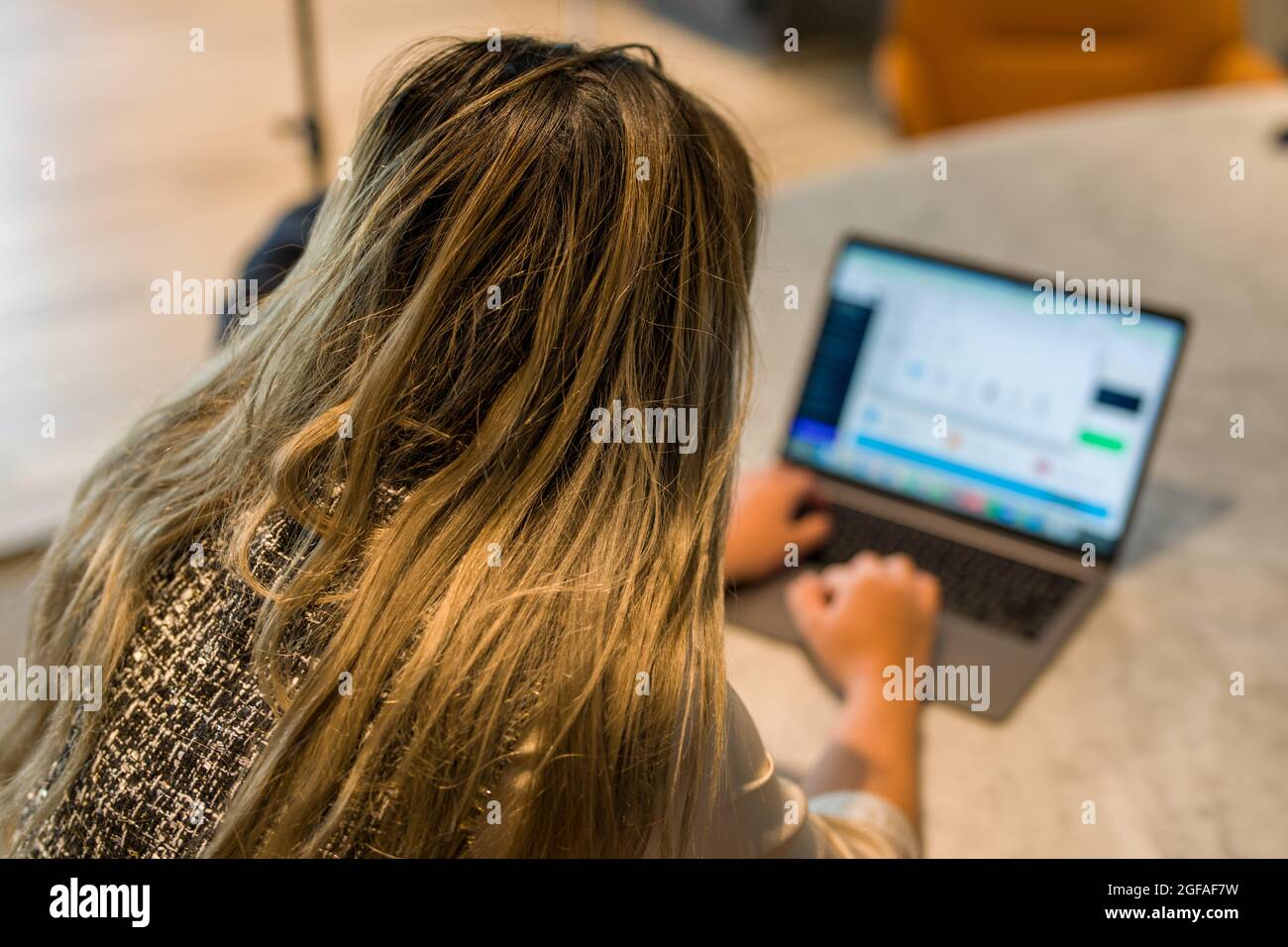 Junger asiatischer Datenwissenschaftler, der am Laptop arbeitet Stockfoto