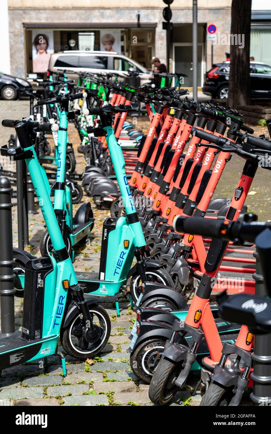 Elektroscooter, E-Roller stehen in großer Anzahl, an der Burgmauer Straße, vor dem Kölner Dom, juristischer Parkplatz, teilweise durch SIG Stockfoto