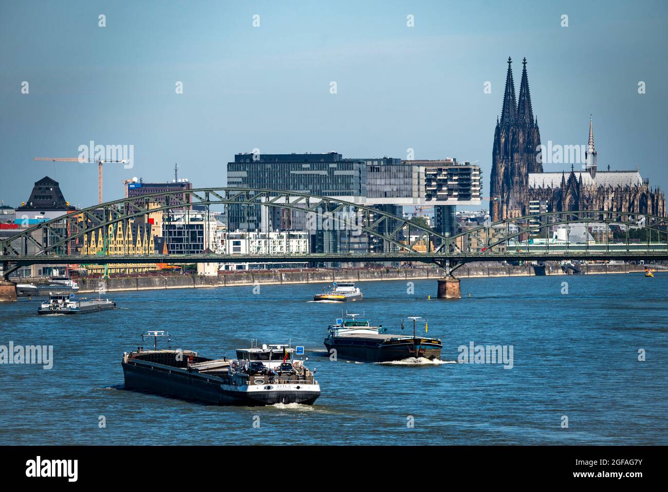 Krangebäude, am Zollhafen, Köln Süd, Wohn- und Bürohochhäuser, Frachtschiffe, Kölner Dom, Eisenbahnbrücke Südbrücke, C Stockfoto