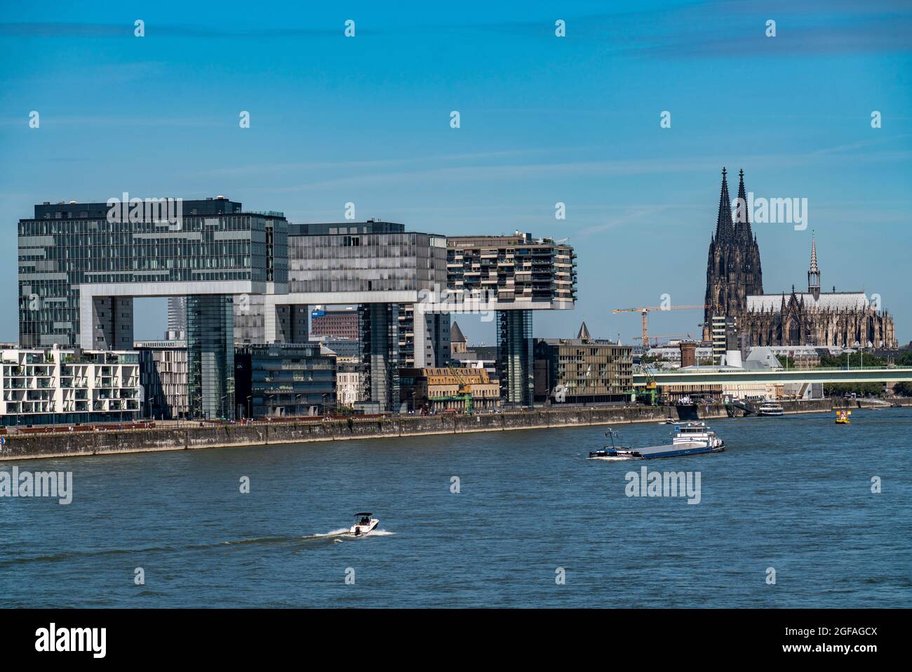 Krangebäude, am Zollhafen, Köln Süd, Wohn- und Bürohochhäuser, Frachtschiffe, Kölner Dom, Köln, NRW, Deutschland, Stockfoto