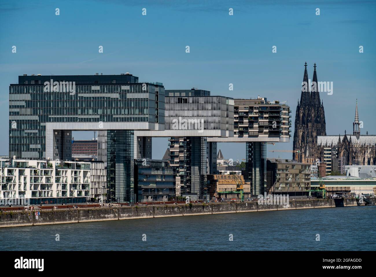 Krangebäude, am Zollhafen, Köln Süd, Wohn- und Bürohochhäuser, Frachtschiffe, Kölner Dom, Köln, NRW, Deutschland, Stockfoto