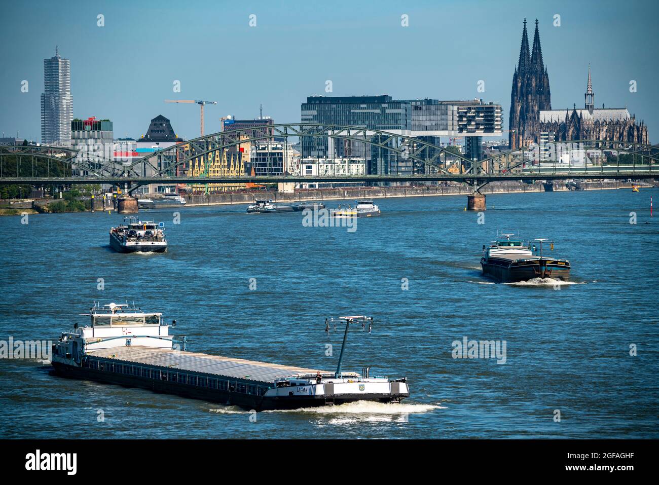 Krangebäude, am Zollhafen, Köln Süd, Wohn- und Bürohochhäuser, Frachtschiffe, Kölner Dom, Eisenbahnbrücke Südbrücke, C Stockfoto