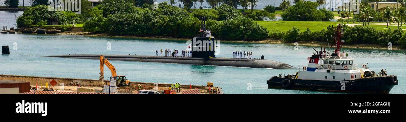 Das US-Navy-U-Boot der Los Angeles-Klasse USS Oklahoma City kehrt am 20. August 2021 zum letzten Mal zum Marinestützpunkt Guam in ApRA Harbor, Guam, zurück. Die USS Oklahoma City befindet sich am Ende ihres Lebenszyklus und soll stillgelegt werden. Stockfoto