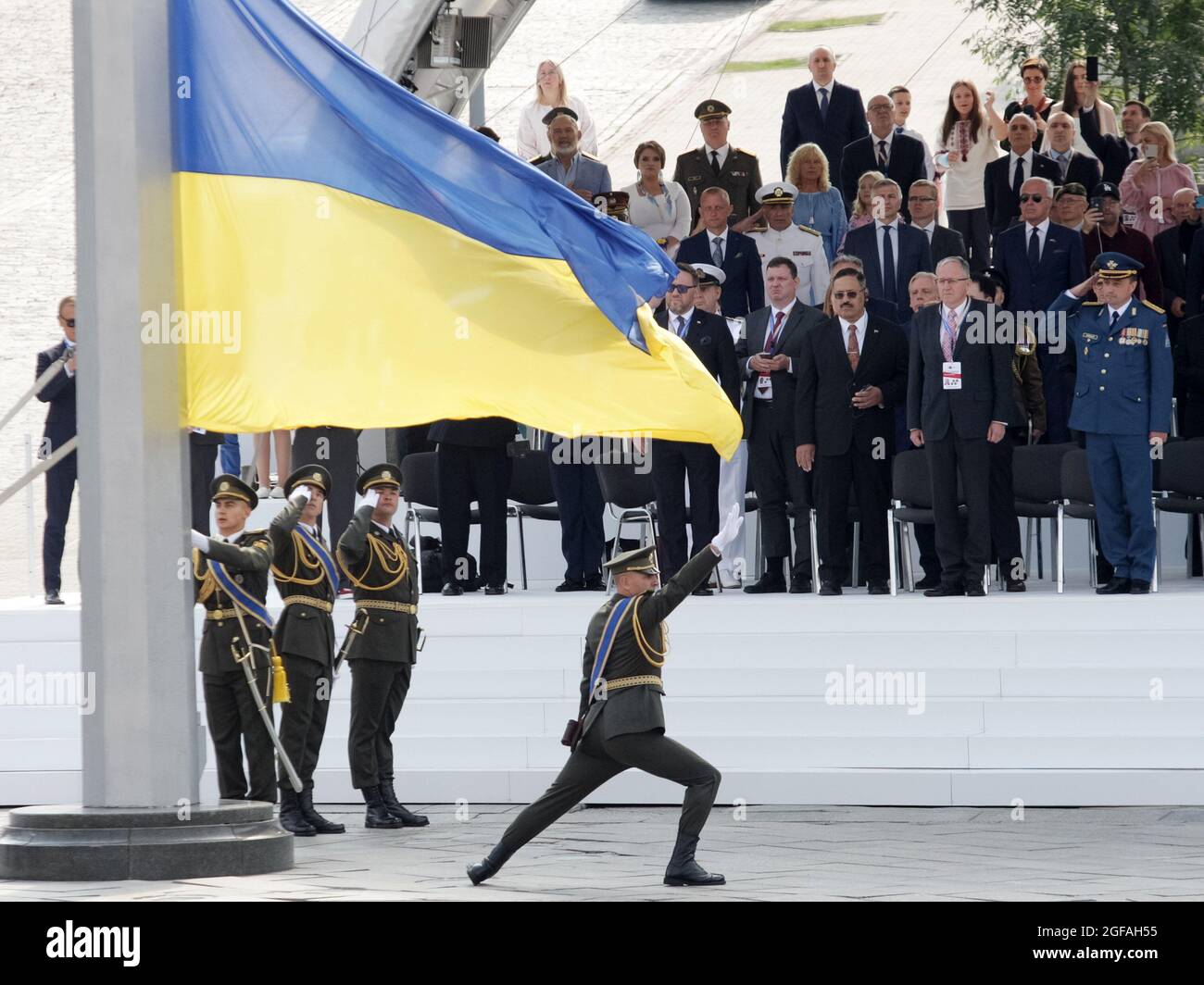 Kiew, Ukraine. August 2021. Soldaten werden während der Flaggenanhebung während der Militärparade zum Unabhängigkeitstag auf dem Unabhängigkeitsplatz in der Innenstadt von Kiew gesehen. Kredit: SOPA Images Limited/Alamy Live Nachrichten Stockfoto