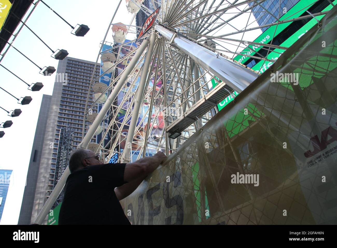 New York, USA. August 2021. 24. August 2021, New York, USA: Um Touristen und Einheimische in die Stadt zurückzuziehen, wird auf dem Broadway plaza zwischen 47 und 48 Straßen ein riesiges Riesenrad aufgestellt. Das Rad ist von Dienstag (24) bis zum 12. September von 12 Uhr bis Mitternacht dort. Für Besucher, die die Warteschlangen umgehen können, sind die allgemeinen Eintrittskarten für 5-20 pro Person oder 35 US-Dollar erhältlich. Tickets für Kinder von zwei bis 10 Jahren kosten 15 itÃ¢â‚¬â„¢, während Kinder unter zwei Jahren kostenlos sind. (Foto: Niyi Fote/TheNews2/Zumapress) (Bild: © Niyi Fote/TheNEWS2 via ZUMA Press Wire) Stockfoto