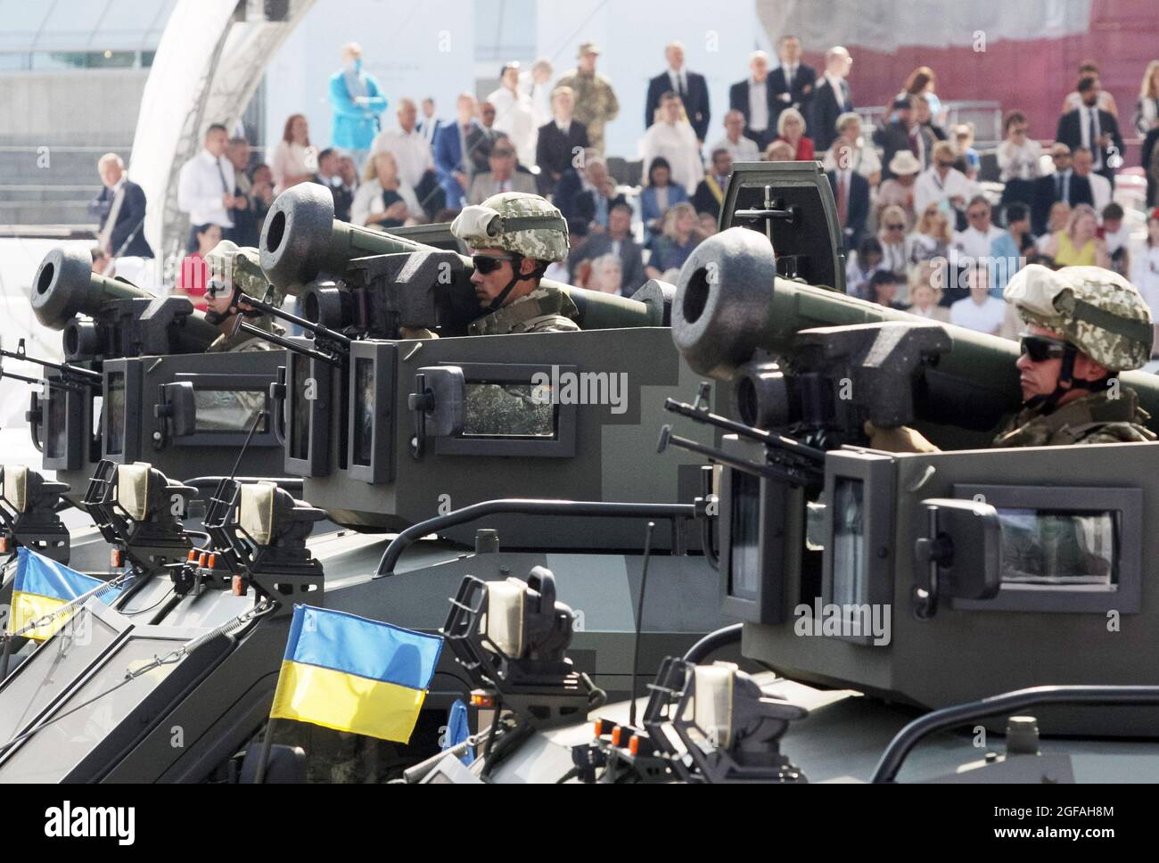 Kiew, Ukraine. August 2021. Ukrainische Militärangehörige werden während der Militärparade zum Unabhängigkeitstag auf dem Unabhängigkeitsplatz in der Innenstadt von Kiew mit Javelin-Panzerabwehrraketen beobachtet. Kredit: SOPA Images Limited/Alamy Live Nachrichten Stockfoto