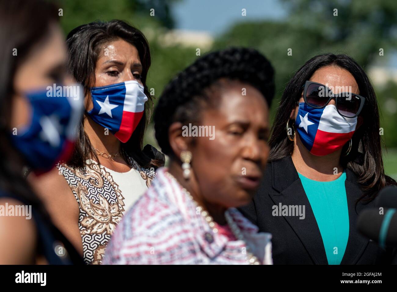 Washington, Usa. August 2021. Demokratische Mitglieder der texanischen Delegation betrachten Sheila Jackson Lee, (D-TX), als sie am Dienstag, den 24. August 2021, im US-Kapitol in Washington, DC, über den John Lewis Voting Rights Advancement Act spricht. Foto von Ken Cedeno/UPI Credit: UPI/Alamy Live News Stockfoto