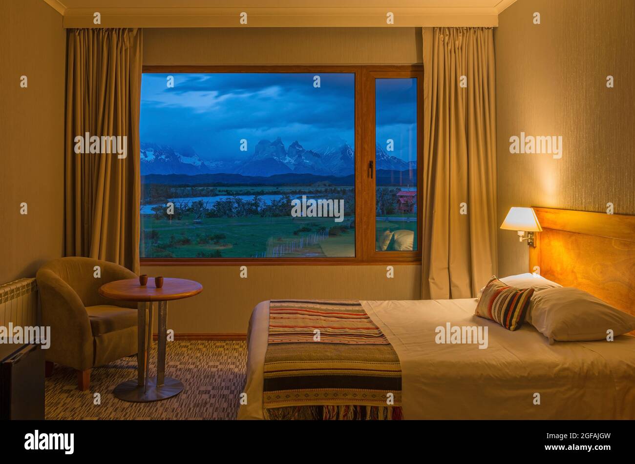 Inneneinrichtung des Hotelzimmers mit Blick auf den Cuernos del Paine, den Nationalpark Torres del Paine, Patagonien, Chile. Stockfoto