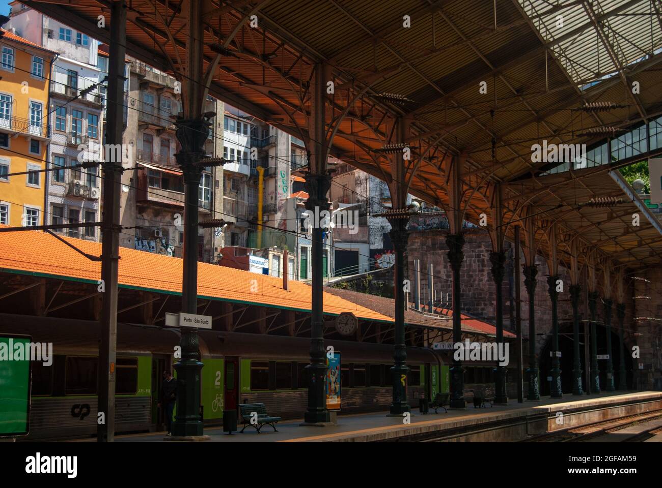 Porto, Portugal - 6. Juni 2021: Bahnhof Sao Bento und Wohnblocks im Hintergrund Stockfoto