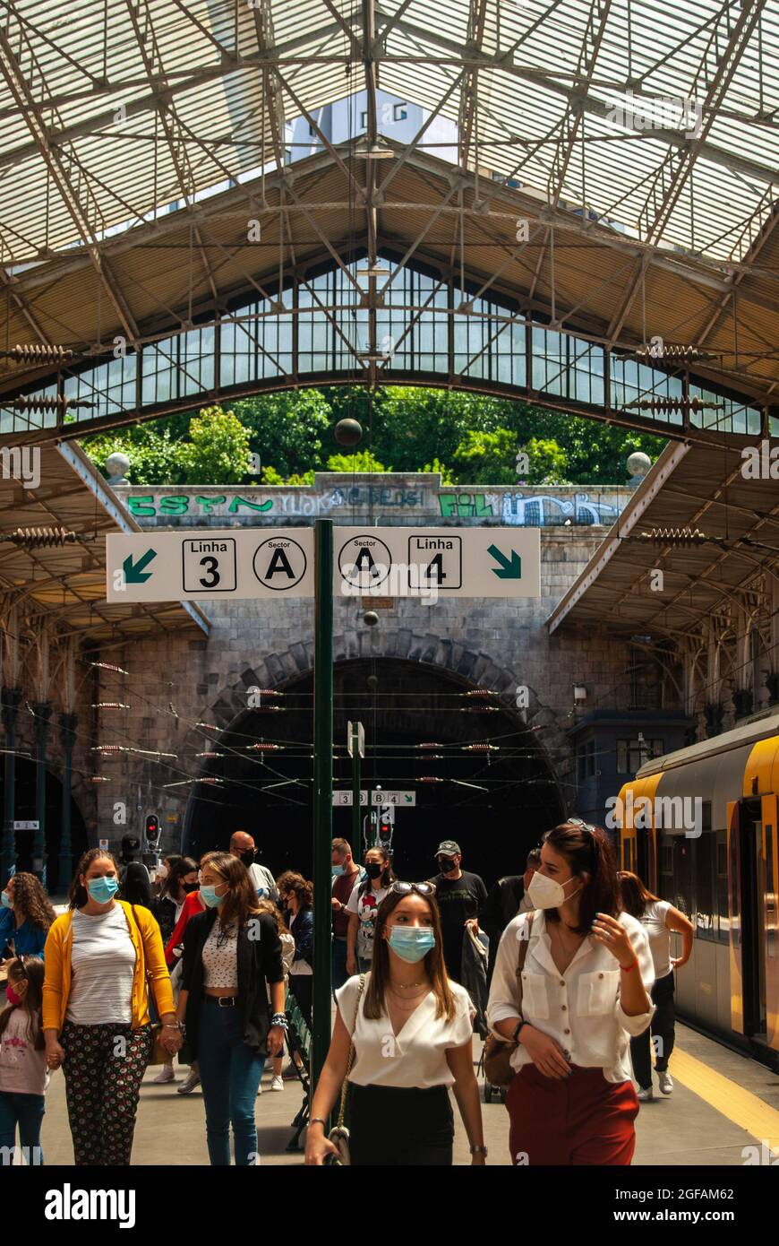Porto, Portugal - 6. Juni 2021: Sao Bento Bahnhof von innen Menschen, die aus den Zügen gehen - Linien und Sektoren Schilder Text, Vertikal Stockfoto