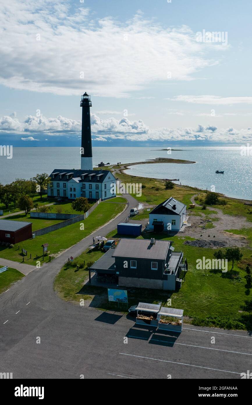 Sõrve säär, Saaremaa, Estland - 23. August 2021: Spitze des Kaps von Sõrve mit Leuchtturm von Sõrve und magisch bewölktem Himmel. Luftdrohnenfoto in Saaremaa Sõrve Stockfoto