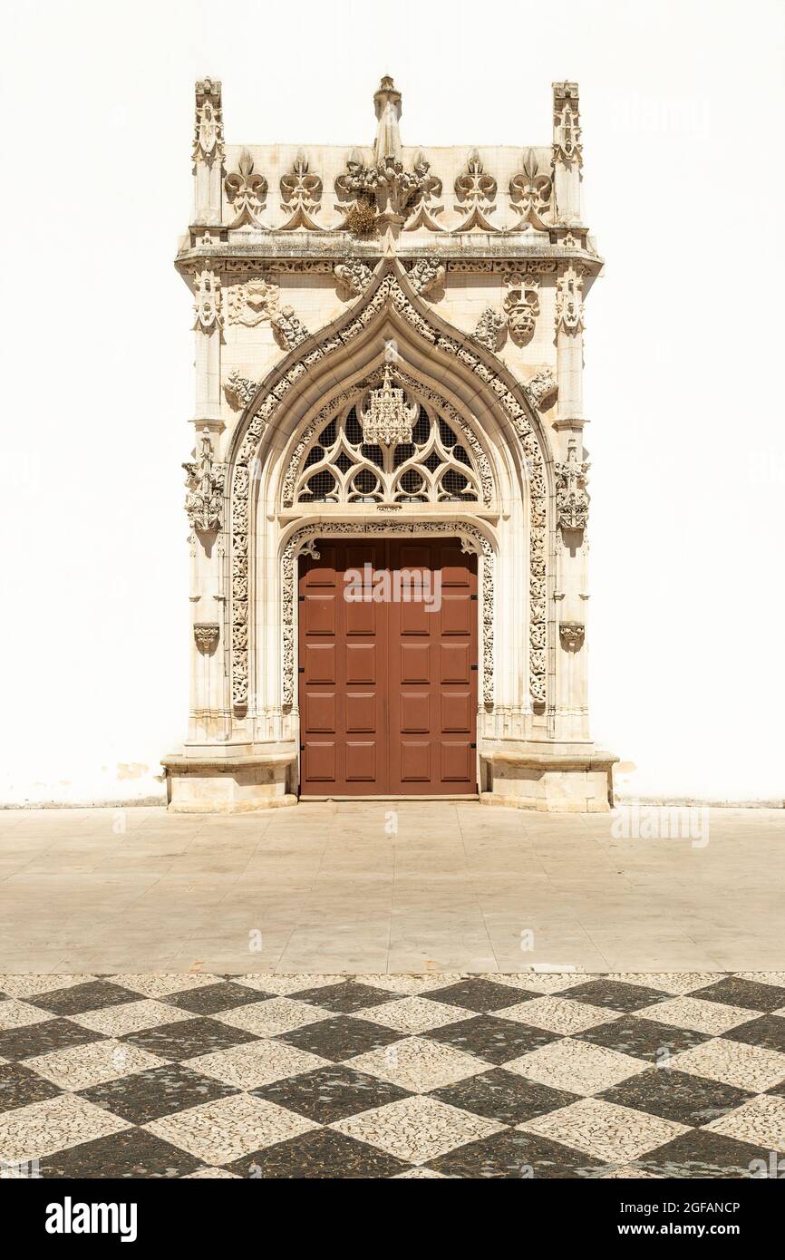 Manuelines Portal der Kirche von São João Baptista in Tomar, Portugal, an einem sonnigen Tag. Stockfoto