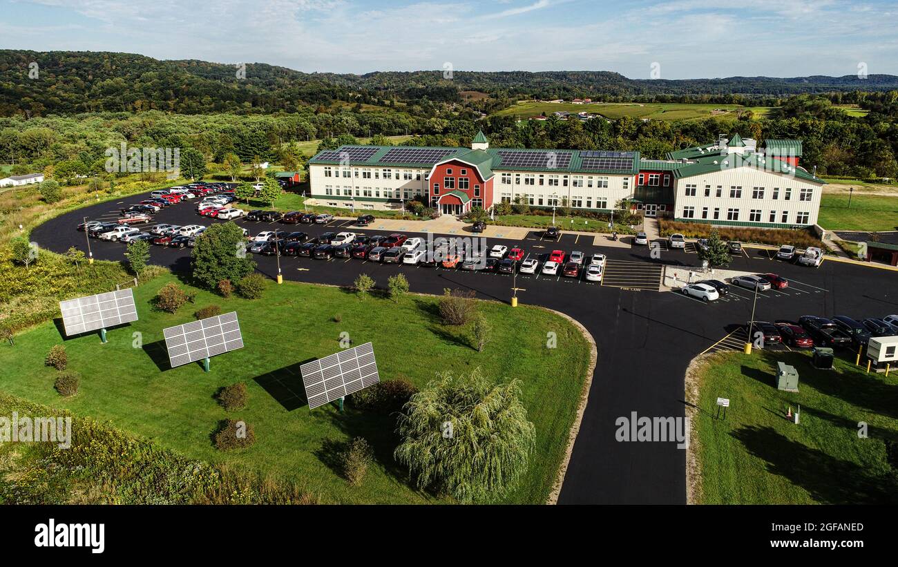 Luftaufnahme des solarbetriebenen Organic Valley Hauptquartiers und des umliegenden Kickapoo Valley Reserve State Natural Area in LaFarge, Wisconsin, USA Stockfoto